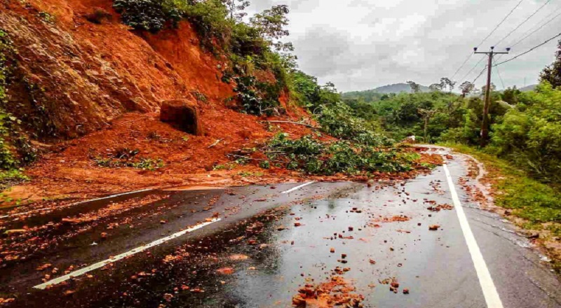 நிலவும் கடும் மழை காரணமாக நாட்டின் இரண்டு மாவட்டங்களில் மண்சரிவு அபாயம் 